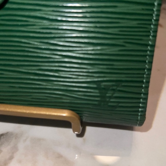 📣📣SOLD📣📣RARE LOUIS VUITTON Green Epi Leather French Purse - Picture 4 of 11